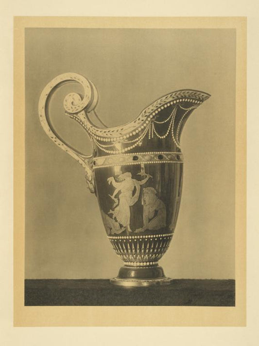 Cruche. Porcelaine de Sèvres. Une des pièces de la toilette offerte par la reine Marie-Antoinette à la grande-duchesse Marie Féodorovna.
