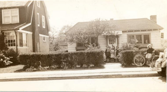 Great Kills, Exterior, children on front steps and girl at bike