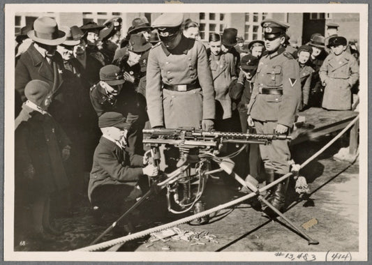 On Armed Forces Day, the barracks were opened to visitors, and people were allowed to shoot (in return) for (a contribution to) the War Winter Relief.  Here, members of the youngest military (age-)group sit at a machine gun.