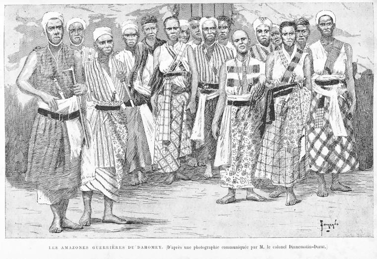 Les amazones guerrières du Dahomey. (D'après une photographie communiquée par M. le colonel Dinnematin-Dorat.)