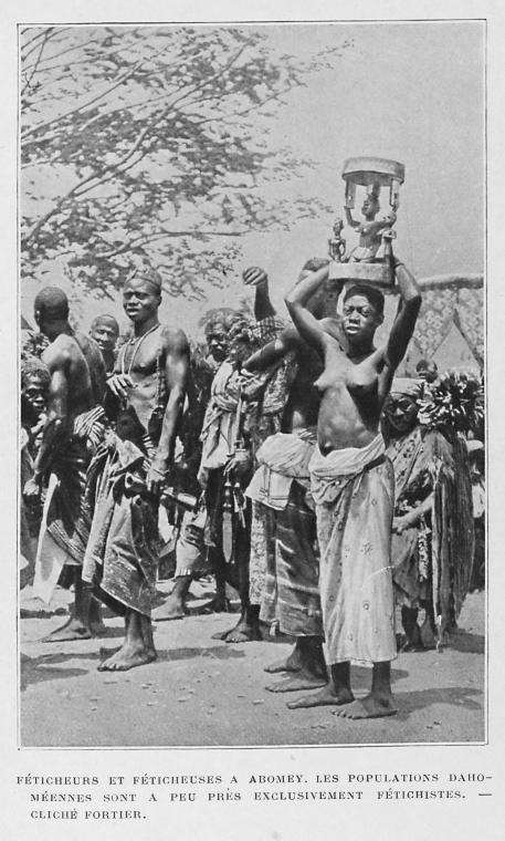 Féticheurs et féticheuses a Abomey. Les populations Dahoméennes sont a peu près exclusivement fètichistes.