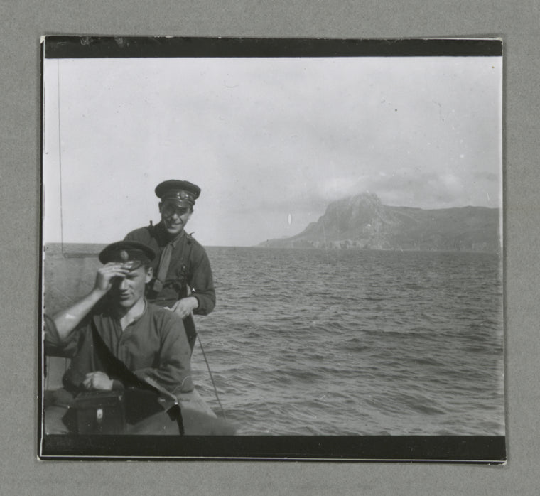 Kitoboi" vykhodim iz Atlanticheskog Okeana v Sredizemnoe More.  Sprava-Gibraltar, 9/10/20.  Na mostike: Vperedi: Leit. N. I. Bobarykov, Pozadi: Mshm. A. B. Lesgaft.