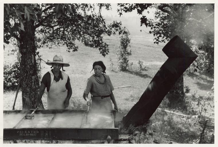 Skimming the boiling cane juice to make sorghum syrup at cane mill near Carr, Orange County, North Carolina, September 1939.