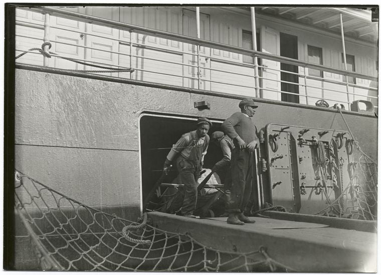 Stevedores on coastwise steamer unloading at Charleston, South Carolina