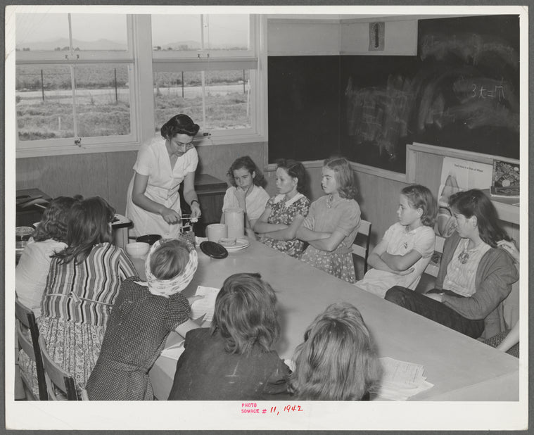 Eleven Mile Corner, Arizona. FSA (Farm Security Administration) farm workers' community. Home economics teacher demonstrating to schoolgirls the proper methods of preparing various foods