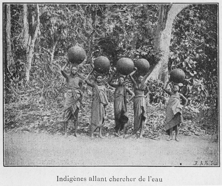 Indigènes allant chercher de l'eau.