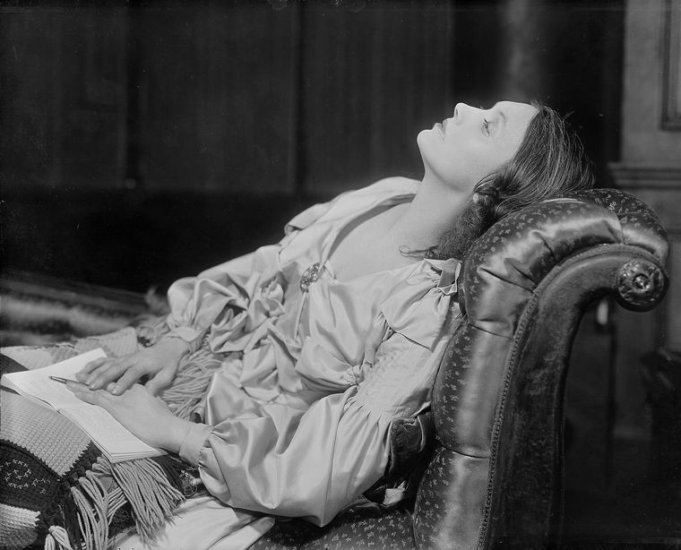 Katharine Cornell as Elizabeth Barrett.