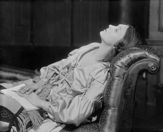 Katharine Cornell as Elizabeth Barrett.