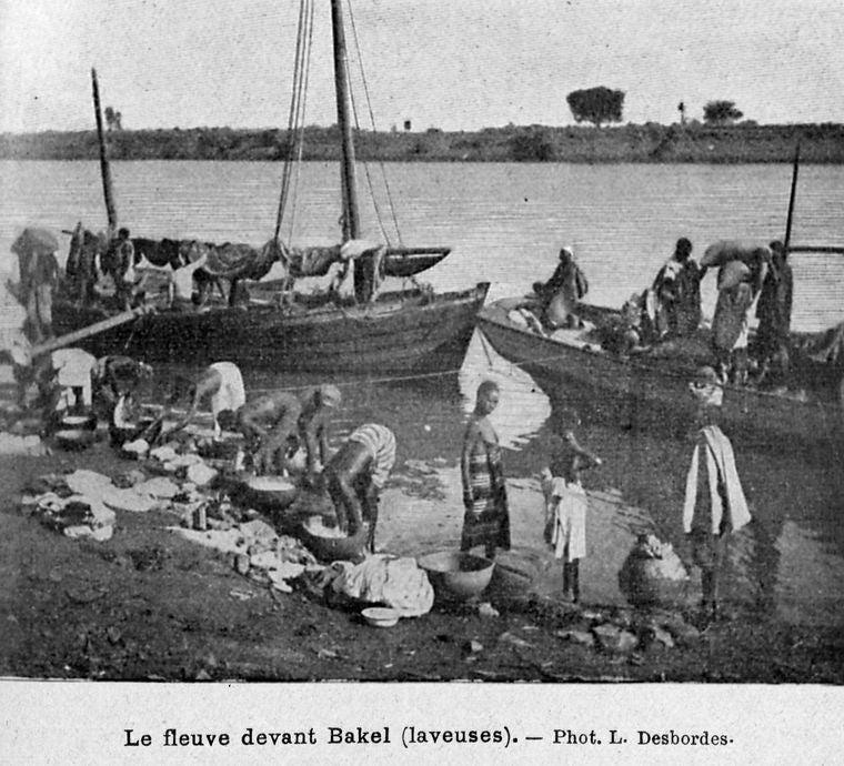 Le fleuve devant Bakel [laveuses.]