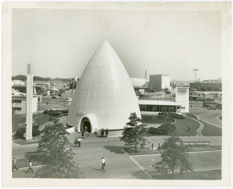 Carrier Corp. - Igloo - Exterior - With thermometer and visitors in front