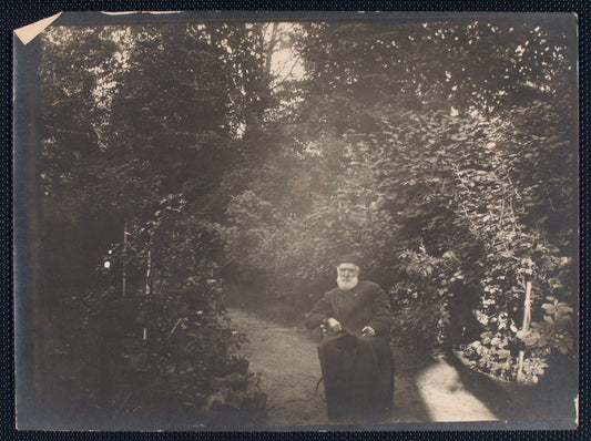 Alexander the Conjuror (Alexander Heimburger), probably at his home in Germany