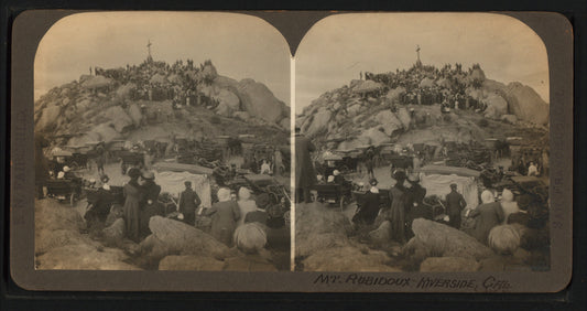 Mt. Rubidoux, Riverside, Cal., Easter morning at 6 o'clock, 2000 people holding union services.