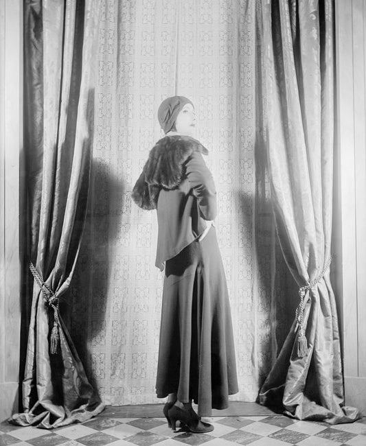 Lynn Fontanne as Ann Carr.