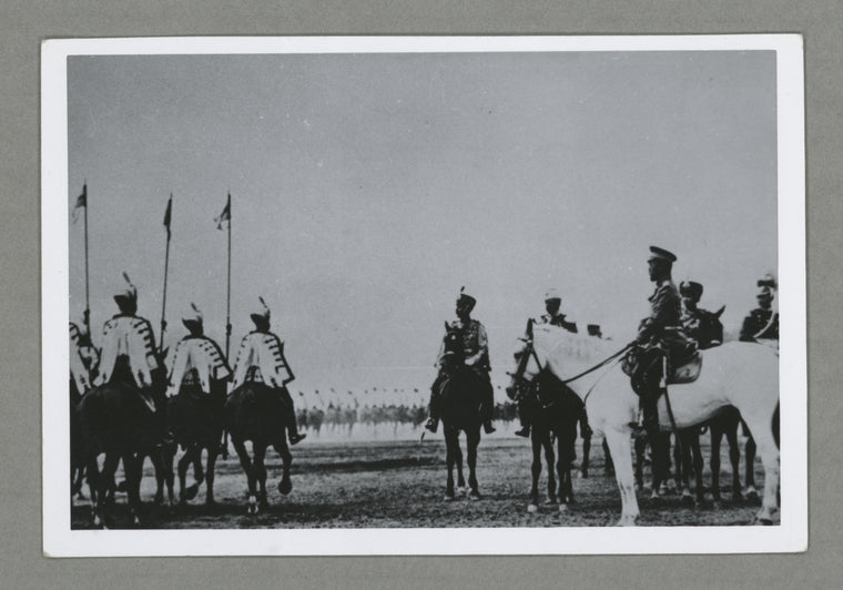 Gosudar Imperator na Marsovom Pole na smotru kavalerii v 1914 godu.Prokhodit mimo L. Gv. Gusarskii Ego Velichestva polk.
