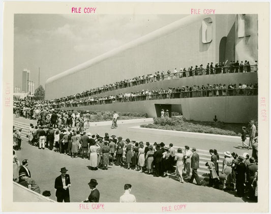 General Motors -Crowds leading into Futurama