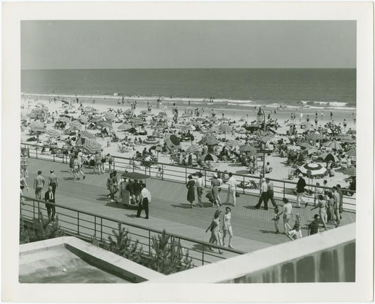 Jones Beach State Park. Beach & Boardwalk near Central Mall