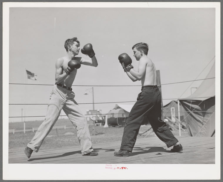 Boxing. Transient workers living at the FSA (Farm Security Administration) migratory farm labor camp. Athena, Oregon (mobile unit)