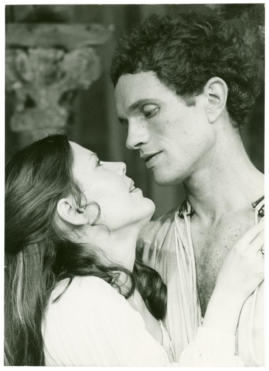 Pamela Payton-Wright and Paul Rudd in the stage production Romeo and Juliet