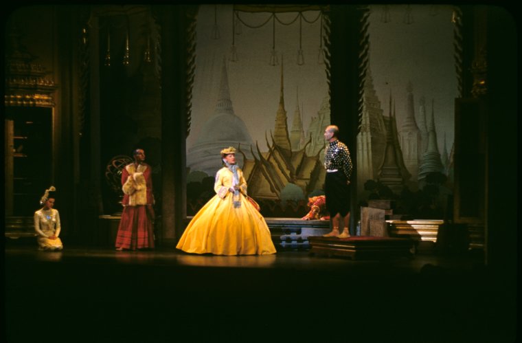 Doretta Morrow (Tuptim), John Juliano (Kralahome), Gertrude Lawrence (Anna Leonowens) and Yul Brynner (The King) in The King and I