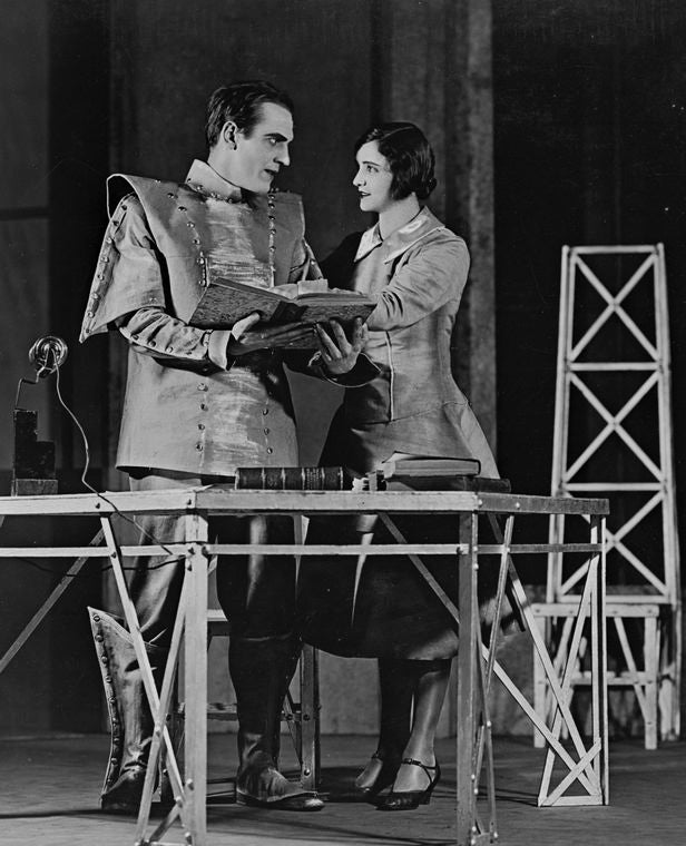 Albert Van Dekker (Radius, a robot) and Frieda Inescort (Sulla, a robotess).