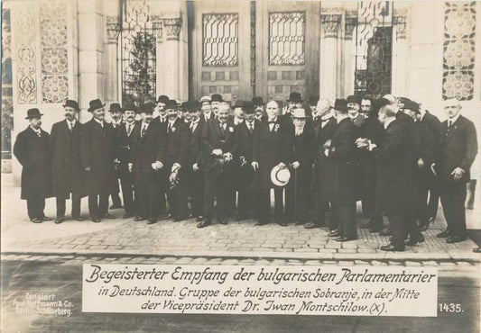 Begeisterter Empfang der bulgarischen Parlamentarier in Deutschland. Gruppe der bulgarischen Sobranje, in der Mitte der Vicepräsident Dr. Iwan Montschilow.
