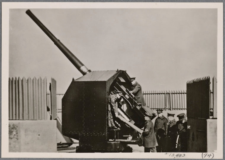 England lives in groundless fear of war.  Their armaments are of monstrous proportions.  Our picture shows the new English anti-aircraft defenses.