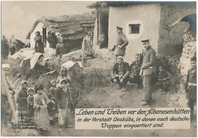 Leben und Treiben vor den Albanesenhütten in der Vorstadt Ueskübs, in denen auch deutsche Truppen einquartiert sind.