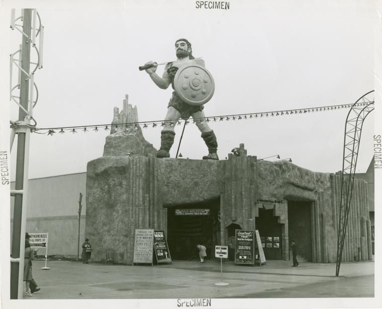Amusements - Shows and Attractions - Outside War Museum