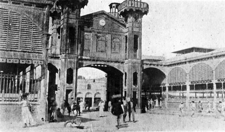 Entrance to the "closed" market.