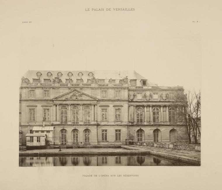 Façade de l'opéra sur les réservoirs.