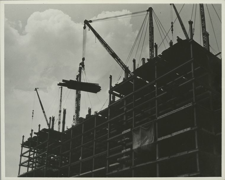 Bringing up steel with a crane