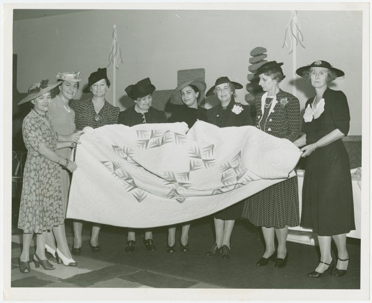 Contests - America through the Needle's Eye - Judges with prizewinning quilt