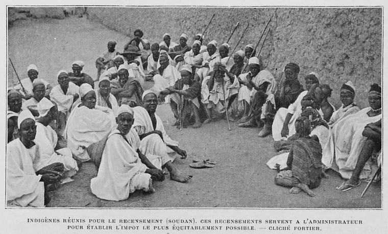 Indigènes réunis pour le recensement (Soudan). Ces recensements servent a l'administrateur pour établir l'impot le plus équitablement possible.