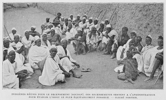 Indigènes réunis pour le recensement (Soudan). Ces recensements servent a l'administrateur pour établir l'impot le plus équitablement possible.