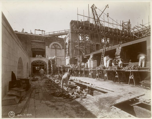 Interior work : workers laying bricks